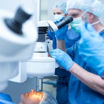 Ombudsstelle für Augenlaser-Patienten: Hilfe oder PR-Aktion? Surgical team performing laser eye surgery.