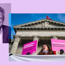 Frauen müssen definitiv bis 65 arbeiten Links ist Felix Uhlmann zu sehen, Schweizer Rechtswissenschaftler und Professor an der Universität Zürich. Rechts ist eine protestierende Frau zu sehen, die vor dem Bundesgericht in Lausanne steht.