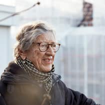 Das Lift-Problem: «Ohne fremde Hilfe schaffe ich es nicht» Eine ältere fitte Frau mit kurzen grauen Haaren und Brille schaut leicht lächelnd an der Kamera vorbei.