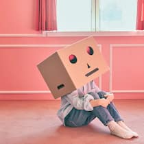 IV soll Frühförderung für Kinder mit Autismus mitfinanzieren Ein Kind mit einer Kartonschachtel über dem Kopf