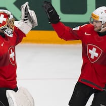 «Swiss made» gilt jetzt auch für die Hockey-Nati Zwei Eishockeyspieler des Schweizer Nationalteams stehen auf dem Eis und klatschen sich gegenseitig ab. Für welche Produkte die Hersteller mit dem Schweizerkreuz werben können ist gesetzlich festgehalten. Auch das Schweizerwappen dürfen Nationalteams nur auf dem Trikot tragen, wenn sie dafür eine Genehmigung des Eidgenössischen Instituts für Geistiges Eigentum erhalten haben. Das sind die Regeln für den Umgang mit «Swiss made».