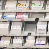 Günstige Medikamente entlasten das Gesundheitssystem Medikamente lagern in einem Regal der Apotheke Weissenau, die Apotheke des Spitals Interlaken, eingelagert und bewirtschaftet, fotografiert am Freitag, 10. Februar 2023 in Interlaken. Die Apotheke der Spitaeler fmi AG (Frutigen Meiringen Interlaken) versorgt sowohl alle fmi-Betriebe sowie etliche andere Gesundheitsinstitutionen des Berner Oberlands. Im Spital Interlaken betreiben die FMi die fuer die Oeffentlichkeit zugaengliche Apotheke Weissenau GmbH. (KEYSTONE/Christian Beutler)