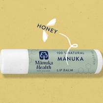 Da ist kaum teurer Honig drin Manuka Honey Lip Balm: Teure Manuka-Lippenpomade Kann Spuren von Honig enthalten In der Lippenpomade von Manuka Health steckt kaum Manuka-Honig – sie wird aber damit vermarktet. Gerade bei trendigen Inhaltsstoffen sollte man genauer hinsehen, rät der Beobachter.