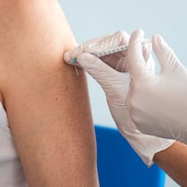 Krankenkasse übernimmt die Covid-Impfung nicht: Kann das sein? Die Spritze mit dem Impfstoff gegen das Coronavirus wird in den Oberarm gemacht, aufgenommen in einem Pflegezentrum in Embrach am Donnerstag, 21. Januar 2021. (KEYSTONE/Alexandra Wey)