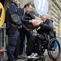 Bundesrat lehnt die Inklusions-Initiative ab Eine Person im Rollstuhl uebergibt eine Schachtel mit Unterschriften auf einer speziell installierten Rampe, waehrend der Uebergabe der Inklusions-Initiative an die Bundeskanzlei, am Donnerstag, 5. September 2024 vor der Bundeskanzlei, in Bern. Die Initiative verlangt die Gleichstellung von Menschen mit und ohne Behinderungen in allen Lebensbereichen. (KEYSTONE/Anthony Anex)