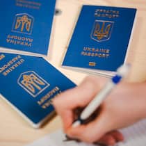 Behörden warnen vor Überlastung des Asylsystems Ukrainian Passports are seen during the registration at the reception center for refugees, following Russia's invasion of Ukraine, in Zurich, Switzerland on March 15, 2022.