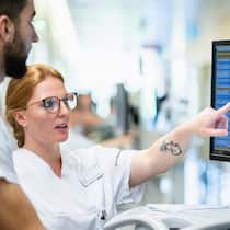 Ein Spital organisiert sich wie eine Beiz – mit Erfolg Angestellte im Spital Bülach bei der Arbeit; Arbeit Pflegenotstand: Was das Spital Bülach besser macht Aus der Not schafft das Spital Bülach ZH ein neues, gerechteres Arbeitszeitmodell – und hat damit Erfolg. Die Mitarbeitenden sind zufriedener und es gibt weniger Kündigungen.