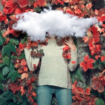 Warum ist die Schweizer Jugend so verzweifelt? Portrait of woman in front of climbing plant green and red