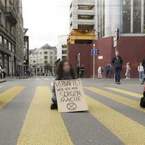 Freispruch für Demonstrantinnen – doch Staatsanwaltschaft bleibt stur 7. Oktober 2021 Heute um 13.00 Uhr setzten sich drei Teilnehmerinnen der Rebellion erneut auf die Strasse an der Kreuzung Bahnhofstrasse/Uraniastrasse, um gegen die Klima-Untätigkeit der Politik zu protestieren.