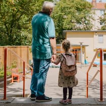 Kita geschlossen – dürfen Eltern der Arbeit fernbleiben? Grossvater und Kind vor geschlossener Kita: Betreuungsnotfall Nanny krank, Grosi verschnupft und Krippe zu: Welche Rechte haben Eltern? Die Grippewelle ist da. Es könnten sogar Krippen geschlossen werden, weil Angestellte krank sind. Der Beobachter erklärt, was das für arbeitstätige Eltern heisst.