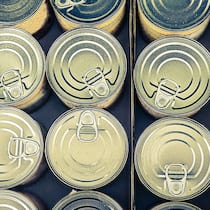 Die Gefahr steckt noch immer in der Dose Konservendosen: Hormongift Bisphenol A Die Gefahr steckt noch immer in der Dose Die EU verbietet das gesundheitsgefährdende Bisphenol A im Kontakt mit Lebensmitteln. Die Schweiz lässt sich Zeit.