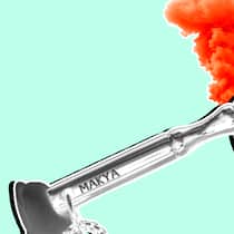 Wer steckt wirklich hinter der Rauchstopp-Firma Makya? Collage zum Thema Makya-Raucherkette, Die angeblichen Gründerinnen von Makya.de; Fiktive Gründerinnen und fragwürdige Versprechen Der Online-Shop Makya verspricht, mit seinem Produkt gegen die Nikotinsucht zu helfen. Doch die Gründungsgeschichte lässt Zweifel aufkommen. Der Beobachter hat genau hingeschaut.
