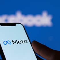 Ungefilterter Hass auch in der Schweiz? Meta logo on smartphone screen and Facebook logo background : Chiang Mai, Thailand, January 9, 2022