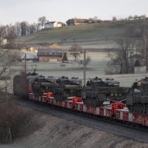 Deutschland bezahlt 12,5 Millionen für schimmlige Panzer Leopardpanzer auf einem Zug - Die Schweiz hat 2023 25 Panzer 87 Leopard 2 an Deutschland verkauft. Den Kaufpreis wollte das Bundesamt für Rüstung geheim halten. Erst auf Druck des Beobachters gab das Amt den Preis nun bekannt