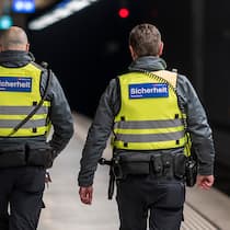 Dürfen Sicherheitsleute etwas auf dem Kerbholz haben? Mitarbeitende von Transsicura, fotografiert am Hauptbahnhof Zuerich am Dienstag und Mittwoch, 8. Februar 2023. (KEYSTONE/Gaetan Bally)