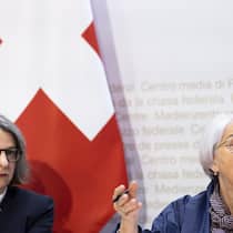 Eizellenspende wird möglich: Neue Hoffnung für kinderlose Paare Bundesraetin Elisabeth Baume-Schneider, rechts, spricht neben Anne Levy, Direktorin des Bundesamtes fuer Gesundheit (BAG), waehrend einer Medienkonferenz des Bundesrates zur Zulassung der Eizellenspende, am Donnerstag, 30. Januar 2025 in Bern. (KEYSTONE/Peter Klaunzer)