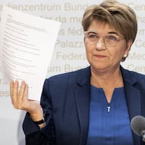 Mit diesem Bundesrats-Wissen punkten Sie beim Smalltalk Bundesraetin Viola Amherd gibt waehrend einer Medienkonferenz ihren Ruecktritt bekannt und zeigt eine Liste mit Erfolgen, am Mittwoch, 15. Januar 2024 in Bern. (KEYSTONE/Peter Klaunzer)