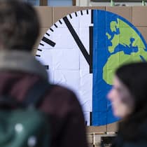 Das will die Umweltverantwortungs-Initiative Eine Uhr auf einem Plakat steht auf fuenf vor Zwoelf. Personen der Jungen Gruene Schweiz reichen die Umweltverantwortungsinitiative ein, am Dienstag, 21. Februar 2023, in Bern. Diese Initiative fordert, die planetaren Grenzen als Rahmen unserer Wirtschaft in die Verfassung zu schreiben. (KEYSTONE/Peter Schneider)