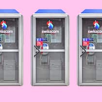 Hund todkrank, Tierarzt nicht erreichbar GENEVA, SWITZERLAND - AUGUST 17: Telephone booths of Swisscom in the street of Geneva on August 17, 2015. Swisscom AG is a major telecommunications provider in Switzerland.