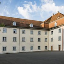 Nach 25 Jahren entlassen – darf die Firma das? Bezirksgericht Muri AG; Kündigung nach 25 Jahren Ein Jahr vor der Pensionierung entlassen: Firma muss 26’500 Franken zahlen Einem älteren Angestellten wird gekündigt – aus guten Gründen, entscheidet das Gericht. Dennoch bekommt er eine Entschädigung. Der Beobachter erklärt die Grundlagen.