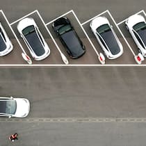 Warum die Autolobby jetzt Geldspritzen fordert Ladestationen für Tesla-Y-Modelle auf dem Werksgelände der Tesla Gigafactory in Brandenburg, Deutschland; Angeblicher Einbruch bei Tesla-Verkäufen Warum die Autolobby jetzt Geldspritzen fordert Der Verkauf von Elektroautos ist gemäss Auto-Schweiz eingebrochen – es brauche dringend neue finanzielle Anreize. Der Fakten-Check des Beobachters zeigt: Das ist nur die halbe Wahrheit.