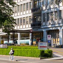 Wichtige Zeugen zu Todesfällen noch nicht befragt Einigangsbereich des Universitässpitals Zürich; Herzchirurgie USZ Wichtige Zeugen zum Skandal noch nicht befragt Seit einem halben Jahr untersucht der ehemalige Bundesrichter Niklaus Oberholzer die Vorfälle an der Herzklinik des Unispitals Zürich. Doch wichtige Zeugen wundern sich über sein Vorgehen.
