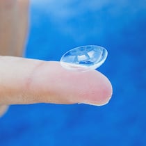 So zahlen Sie nicht zu viel für Kontaktlinsen Eine Kontaktlinse liegt auf einem Finger auf. Wer Kontaktlinsen kauft, sollte die Preise der Anbieter vergleichen. Das kann man dabei tun.