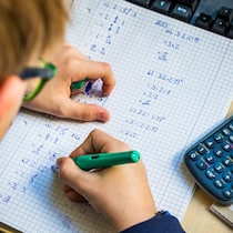 Jeder fünfte Erwachsene in der Schweiz hat Mühe mit Rechnen Ein Teenager löst Rechenaufgaben.