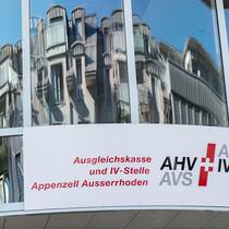 Ist die AHV «rentabel» oder nicht? AHV- und IV-Stelle Appenzell Ausserrhoden (Symbolbild); Altersvorsorge Wie gut "rentiert" die AHV? Gut 2,5 Milliarden Franken hat der Ausgleichsfonds von AHV, IV und Erwerbsersatzordnung (EO) im Jahr 2024 mit seinen Geldanlagen verdient. Ist das viel oder wenig? Kommt drauf an, wie mans betrachtet…