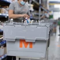 Migros bestraft kranke Angestellte – ist das legal? Migros-Online-Mitarbeiterin stellt Kundenbestellungen zusammen (Symbolbild); Bonus wird gekürzt Migros bestraft kranke Angestellte – ist das legal? Wer für den Migros-Onlineshop arbeitet, wird für «Verstösse» sanktioniert. Der Beobachter erklärt, wann das allenfalls erlaubt ist.