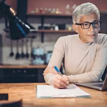 Lebenspartner erben mehr, Kinder weniger Mature woman working late at home