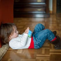 Sie schnüffeln dem Lebenspartner hinterher Kind spielt auf dem Smartphone; Überwachungs-App Sie schnüffeln dem Lebenspartner hinterher Apps wie Mspy versprechen Kontrolle über die Handynutzung der Kinder. Doch oft werden sie missbraucht – von Lebenspartnern, Arbeitgebern und für Stalking.