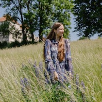 Diese 10 Tipps helfen bei Heuschnupfen Eine Frau läuft im Sommer über eine Wiese. Zehn Tipps bei Heuschnupfen.