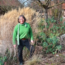«Es gibt immer etwas zu entdecken – und zu tun» Künstlerin Katharina Haller in ihrem Garten - Katharina Haller hat die Grasfläche um ihr Haus in den letzten rund 15 Jahren Stück für Stück in einen Staudengarten verwandelt. Er sieht jedes Jahr ein bisschen anders aus
