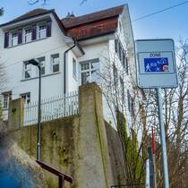 Beim Treppensteigen höchstens Tempo 20, bitte! Treppe mit Schild Wohnquartier Tempo 20 - Ein Verkehrsschild bremst die schnellen St. Galler aus – an kurioser Stelle