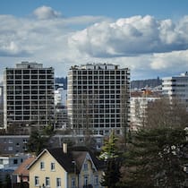 «Das halbe Dorf steht nachts im Bett» Die Max Towers in Aesch pfeifen mysteriöserweise. Beobachter PlusPfeifende Hochhäuser «Das halbe Dorf steht nachts im Bett» Zwei brandneue Hochhäuser segeln in Aesch BL zu hart am Wind. Die Folge ist ein lautes Pfeifgeräusch. Genaue Ursache: unbekannt.