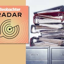 Braucht die Schweizer Verwaltung einen Elon Musk? Ordner und das Podcast-Logo - Gedanken zur Frage, ob die Schweiz einen Elon Musk braucht, der gegen die Verwaltung vorgeht