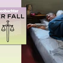 Ein verhängnisvoller Entscheid Collage zeigt Mann im Bett und das Podcast-Logo - Vor 25 Jahren wurde Demir Akays Bruder als ungefährlich aus der Untersuchungshaft entlassen – und tötete vier Tage später seine Schwester. Deshalb fordert Akay eine Entschädigung vom Kanton Basel-Stadt