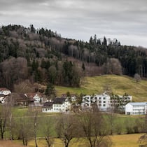 Chefärztin hat Aufsichtspflicht nicht wahrgenommen Privatklink Littenheid am Hang vor einem Wald - In der Thurgauer Klinik Clienia Littenheid wurden Behandlungen auf Verschwörungstheorien gestützt. Das Bundesgericht bestätigt ein Urteil gegen die damalige Chefärztin