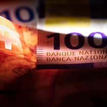 Parlament sagt Nein zu mehr Pensionskassen-Transparenz Nahaufnahme von Banknoten - Die Verwaltungskosten der Schweizer Pensionskassen belaufen sich auf 7 Milliarden Franken jährlich. Geld, das nicht in die Vorsorge fliesst. Warum? Das Parlament lehnt es ab, volle Transparenz zu schaffen