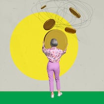 Was tun, wenn man mit 60 kein Arbeitslosengeld mehr erhält? Eine ältere Frau, die von hinten ersichtlich ist, hält eine grosse Münze in der Hand, die zusammen mit anderen von oben nach unten fällt. Wer arbeitslos und ausgesteuert ist, hat unter Umständen Anspruch auf eine Überbrückungsrente bis zur Pensionierung. Das gilt es zu beachten, wenn Sie 60 Jahre oder älter sind.