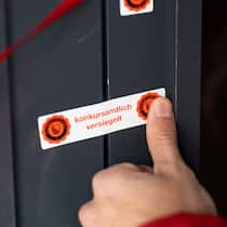 Wenn der Konkurs droht: Tipps für Angestellte Etikett «Konkursamtlich versiegelt» an einer Türe - Den Lohn zu spät oder gar nicht erhalten? Dann könnte Ihre Arbeitgeberin in finanziellen Schwierigkeiten stecken. Der Beobachter weiss, was Sie tun können