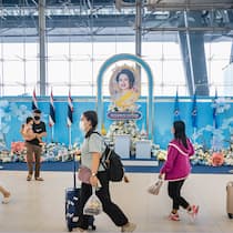 Thailand zahlt bei Verspätungen: So profitieren Schweizer Touristen BANGKOK, THAILAND - 2023/08/29: Passengers are seen walking at the international departures terminal at Suvarnabhumi Airport in Bangkok. Suvarnabhumi Airport is Thailand's main international and is the 17th busiest airport in the world. It is also a major air cargo hub. (Photo by Nathalie Jamois/SOPA Images/LightRocket via Getty Images)