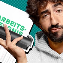 So reagieren Sie auf ein schlechtes Zeugnis Ein Mann hält in der Hand einen Aktenvernichter, durch den ein Arbeitszeugnis läuft. Worauf es bei Arbeitszeugnissen ankommt.