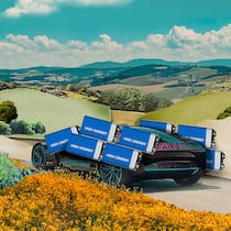 E-Autos: Vorurteile im Faktencheck Ein Auto beladen mit übergrossen Batterien - Zu teuer, zu langsam, zu wenig Ladestationen – rund um Elektroautos kursieren jede Menge Vorurteile. Was stimmt? Der Beobachter klärt auf – mit Fakten und Kauftipps