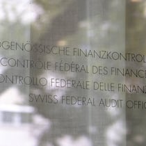 Der Trick mit dem doppelten Gönnerverein Das Logo der Eidgenoessischen Finanzkontrolle (EFK) an einem Fenster ihres Hauptsitzes.