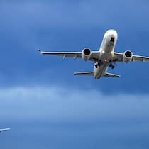 Das bedeutet die Nahost-Eskalation für meinen Flug Die Eskalation im Nahen Osten hat Auswirkungen auf den Flugverkehr. Der Beobachter sagt, was das für Passagiere bedeutet Ein fliegendes Flugzeug -