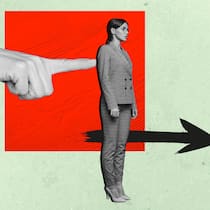 Zehn Mythen rund um die Kündigung Eine Frau im Businesslook wird von einer übergrossen Hand nach rechts gedrückt. Mythen rund ums Entlassenwerden.