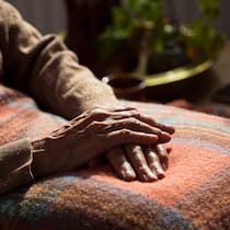 «Es hat mich ins Herz getroffen, wie Küsnacht mich behandelt hat» Frauenhände auf dem Schoss - Trotz Sieg vor Bundesgericht muss eine Rentnerin weiter um ihr Geld kämpfen. Die Gemeinde Küsnacht ZH verzögert die Auszahlung – bis der Beobachter interveniert