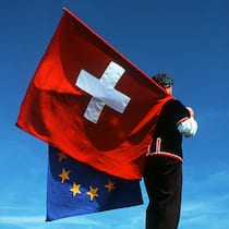 Die neuen EU-Verträge – kompakt und verständlich Fahnenschwinger mit Schweizer- und EU-Flagge - Fast 2000 Seiten dick sind die Verträge, die der Bundesrat mit der Europäischen Union abschliessen will. Was steht drin? Was ändert sich? Der Beobachter erklärt